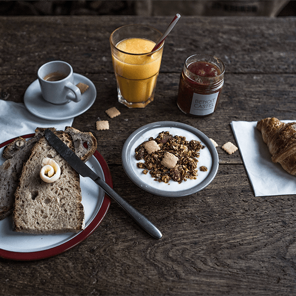 Benois Castel petit déjeuné photo présenté sur une table