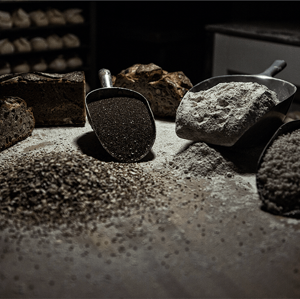 Benois Castel graine de pain et farine présenté sur une table de boulanger