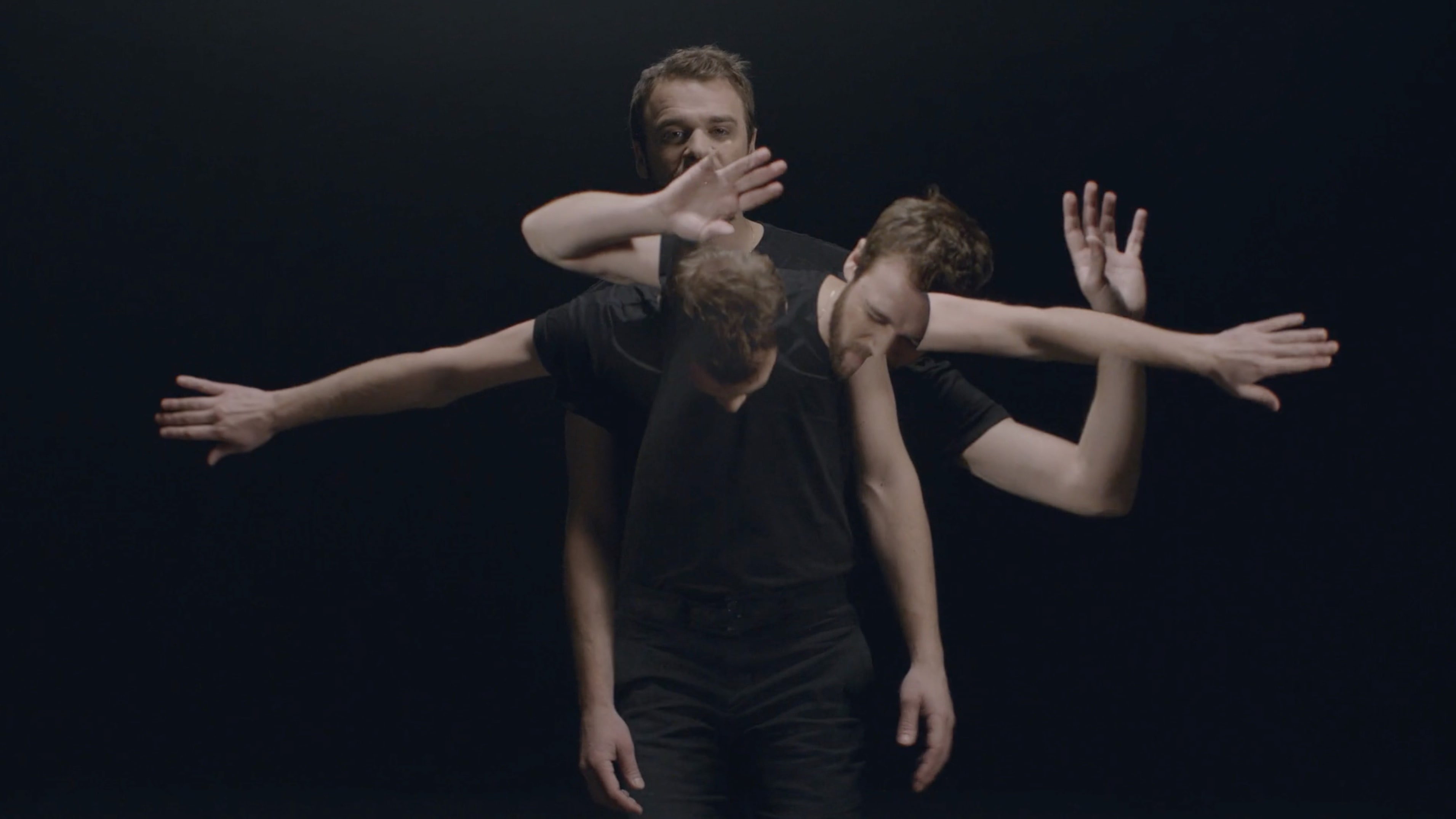 Cyrilmokaiesh, mokaiesh, leshommesdedemain, clipmusic, studiovideo, studionoir, fondnoirclip, clipstudiosombre,