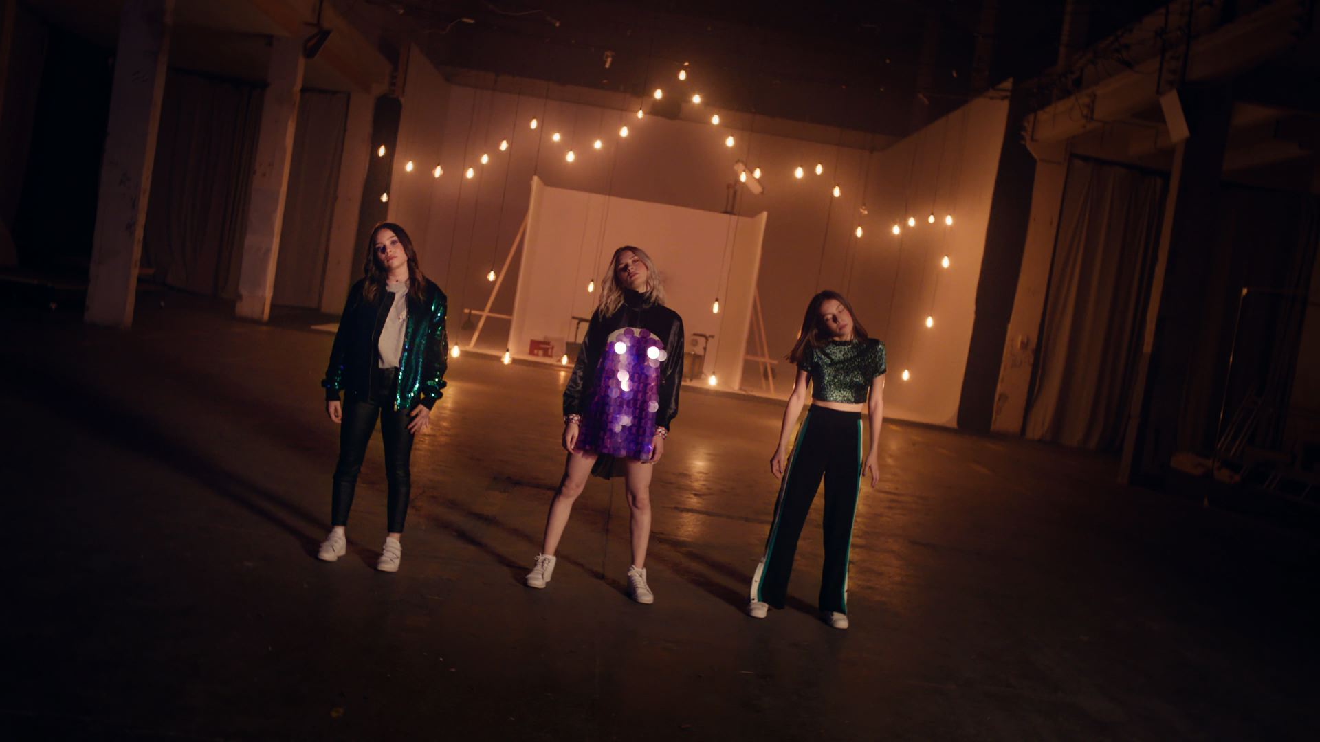 aome, millecouronnes, clipaome, aomevideo, musiqueaome, aomeclipofficiel, clipmillecouronnes, millecouronnesaome, clipvideocubriks, theodeffaux, clipmusicalcubriks, videoskillzproduction, antoinecarpentier, tevavasseur, anamorphoseampoule, anamorphoseneon, anamorphoselumiere,