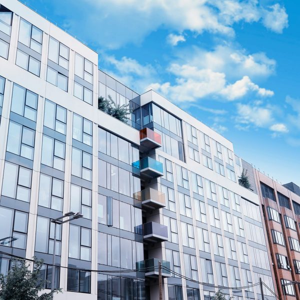 façade de batiment en verre avec ciel bleu