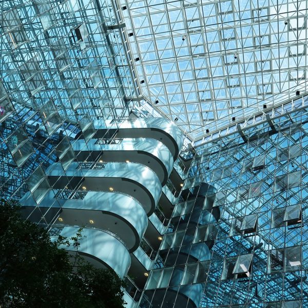 interieur grand hall de batiment en verre