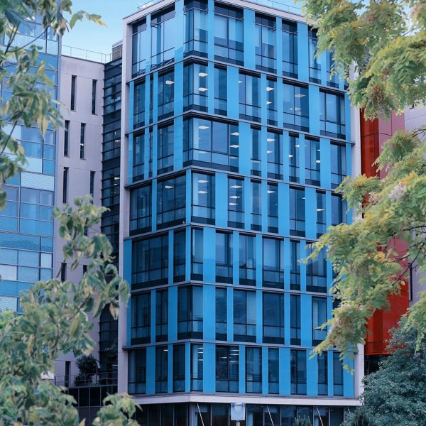 façade de batiment en verre avec ciel bleu